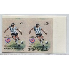 ARGENTINA 1988  GJ 2405P PAREJA DE ESTAMPILLAS MINT FUTBOL VARIEDAD PAREJA SIN DENTAR U$ 50