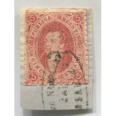 ARGENTINA 1867 GJ 28 RIVADAVIA 6ta TIRADA ESTAMPILLA COLOR ROJO ROSA SOBRE FRAGMENTO MATASELLO ROSARIO, HERMOSO EJEMPLAR