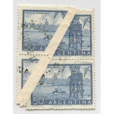 ARGENTINA 1954  GJ 1041 ESTAMPILLA DEL PUERTO DE BUENOS AIRES CON  HERMOSA VARIEDAD, INCREIBLE PLIEGUE SOBRE PAREJA VERTICAL