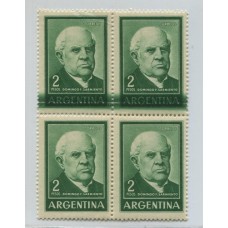 ARGENTINA 1959 GJ 1135 SARMIENTO VARIEDAD SOBRE DOS ESTAMPILLAS NUEVAS MINT EN CUADRO